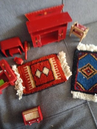 Muebles de casa de muñecas rojos antiguos