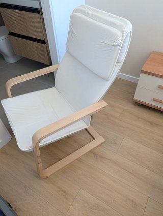 Butaca de madera y tela blanca