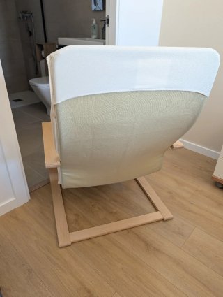 Butaca de madera y tela blanca