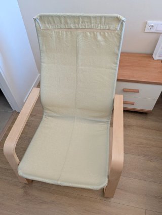 Butaca de madera y tela blanca