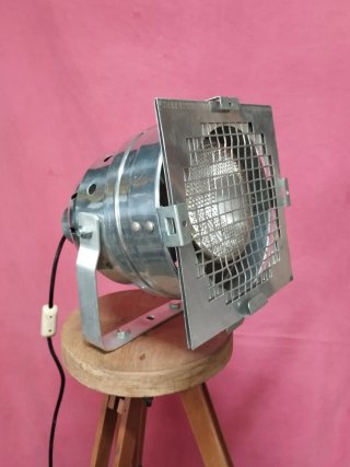 Lampada da terra treppiede stile industriale
