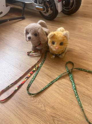 Peluche con pilas,ladran o maúllan y caminan