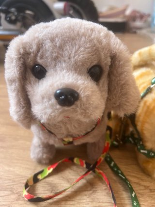 Peluche con pilas,ladran o maúllan y caminan