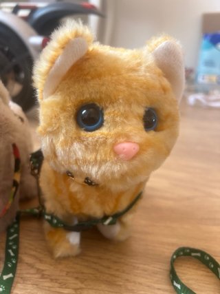 Peluche con pilas,ladran o maúllan y caminan