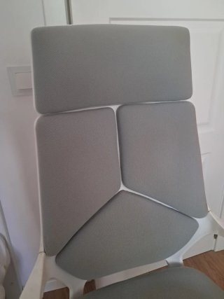 Silla de oficina ergonómica gris y blanca
