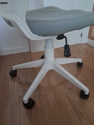 Silla de oficina ergonómica gris y blanca