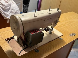 Máquina de coser SINGER vintage con mueble