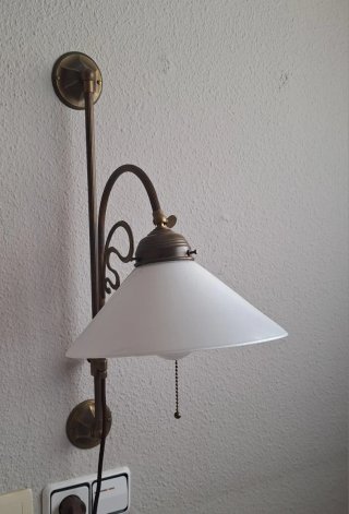 Lámpara de pared bronce, latón y cristal opalino.