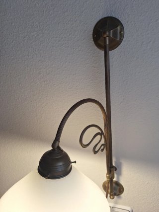 Lámpara de pared bronce, latón y cristal opalino.