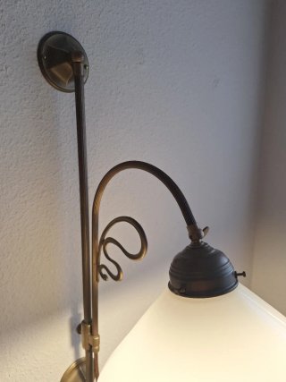 Lámpara de pared bronce, latón y cristal opalino.