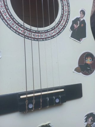 Guitarra BONTEMPI blanca con pegatinas