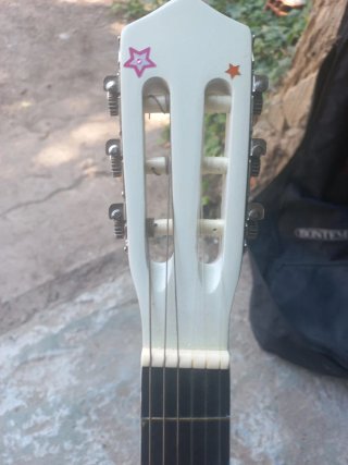 Guitarra BONTEMPI blanca con pegatinas