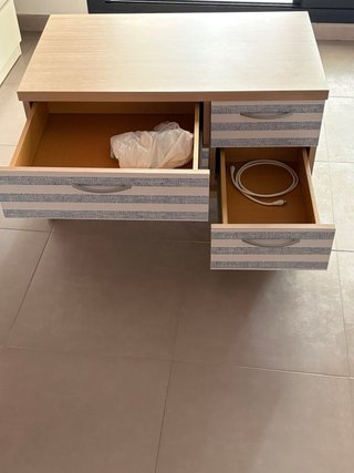 Cómoda mesita de noche con 4 cajones y ruedas.