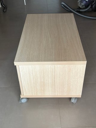 Cómoda mesita de noche con 4 cajones y ruedas.