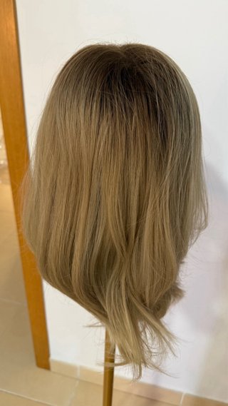 Peluca rubia media melena. Raíz extra disimulada