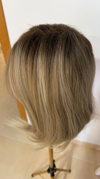 Peluca rubia media melena. Raíz extra disimulada