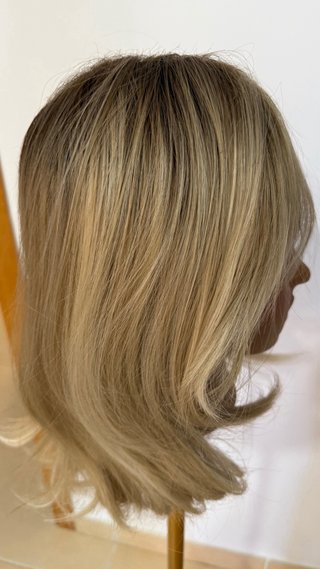 Peluca rubia media melena. Raíz extra disimulada