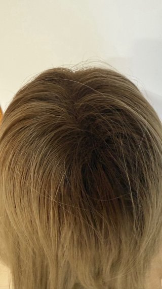 Peluca rubia media melena. Raíz extra disimulada