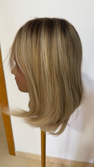 Peluca rubia media melena. Raíz extra disimulada