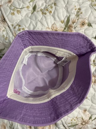 Gorro de niña morado con flor