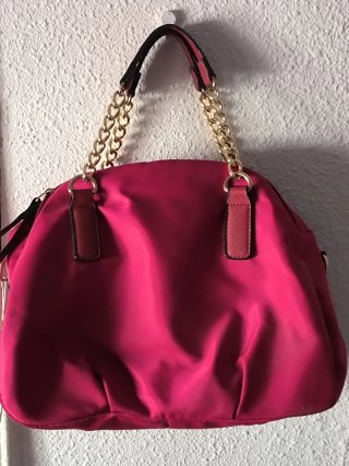 Bolso rosa con cadena dorada