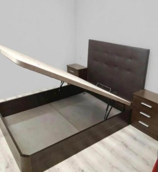 Canapé de madera con cabezal tapizado