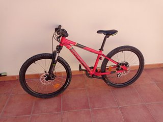 Bicicleta infantil Rockrider roja