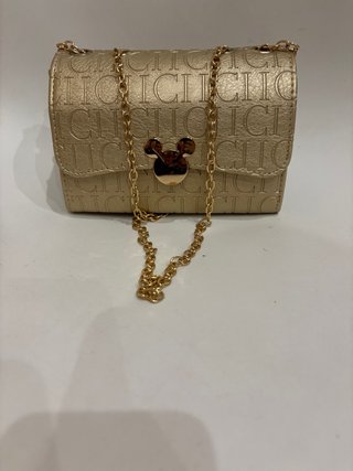 Bolso dorado con cadena