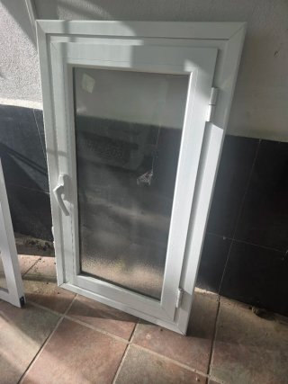 Ventana de baño blanca