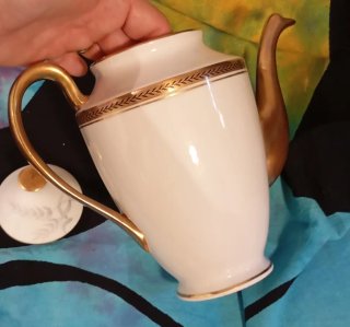 Jarra de porcelana con detalles dorados