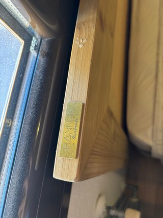 Cabecero de cama de madera y ratán