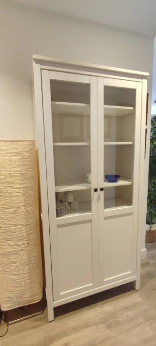Vitrina de cristal y madera
