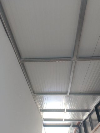 Chapa Sandwich Panel Rojo y blanco 4.5 metros