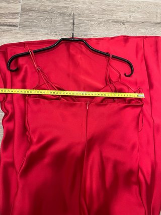 Vestido largo rojo con etiqueta