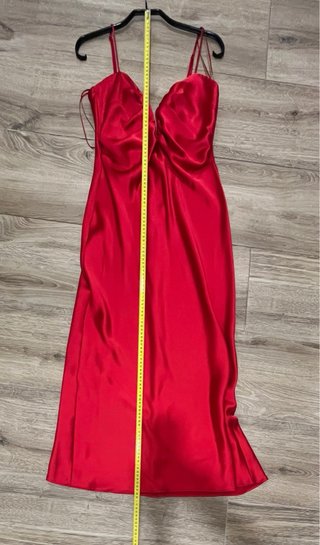 Vestido largo rojo con etiqueta