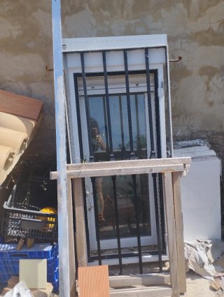 Ventana con reja y persiana