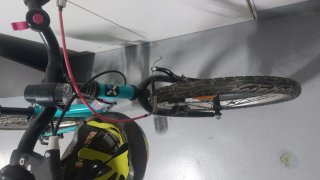 Bicicleta infantil azul con casco