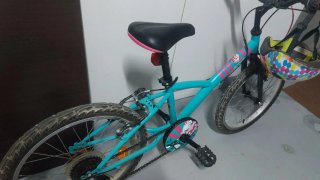 Bicicleta infantil azul con casco
