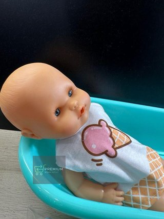 muñeca con juego de bañera