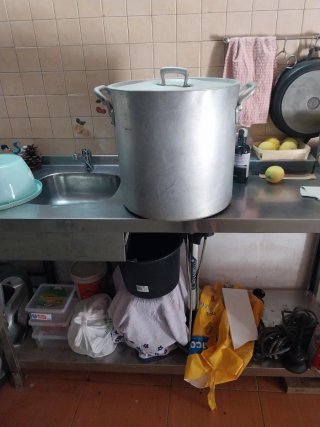 Olla grande de aluminio con asas