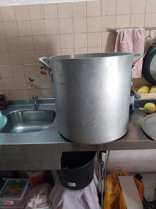 Olla grande de aluminio con asas