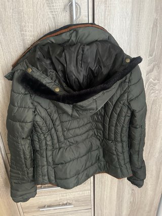 Cazadora Lefties acolchada verde con pelo Talla M