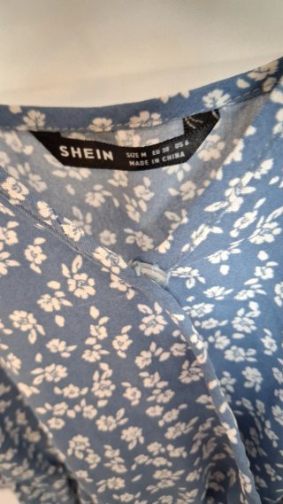 Mono corto Shein floral azul talla M