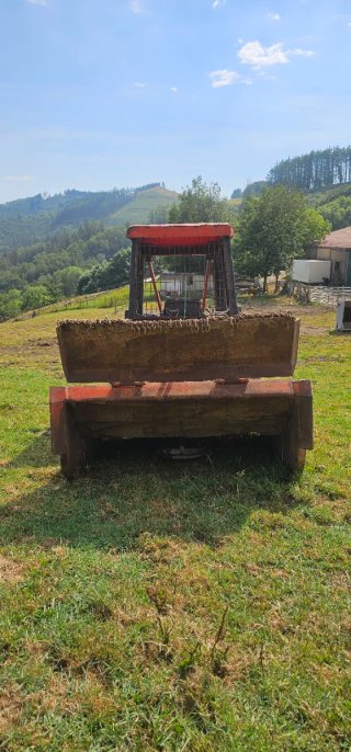 Tractor oruga rojo