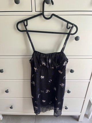 Vestido negro con estampado de zodiaco