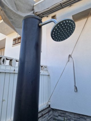 Ducha exterior negra y plateada