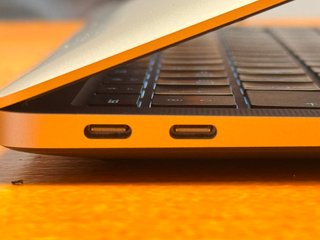 Macbook Air M1 8GB Plata + Caja + Funda protectora