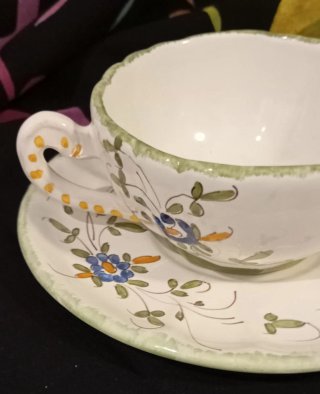 Taza y plato de cerámica decorados