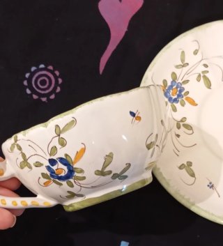Taza y plato de cerámica decorados