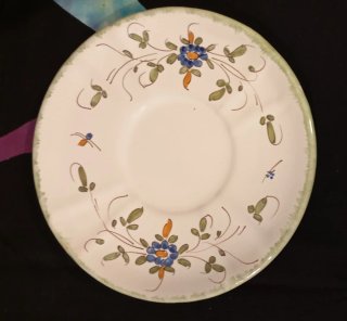 Taza y plato de cerámica decorados